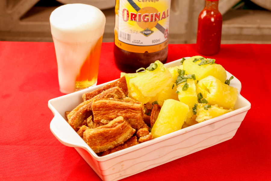 Torresmo com mandioca